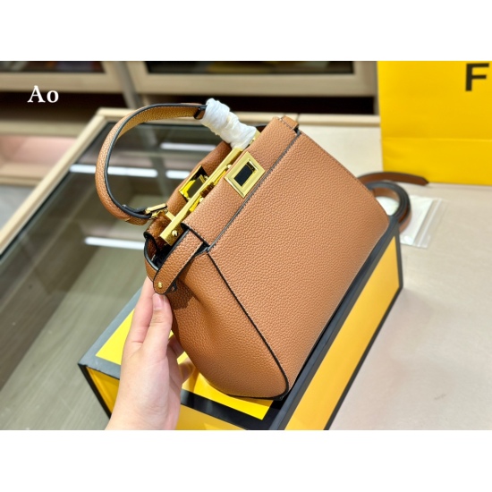 2023.10.26 195 comes with a foldable box size of 23 * 18cm. The Fendi peekaboo series 