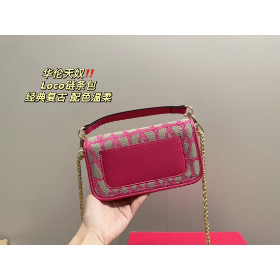 2023.11. 10 large P215 folding box ⚠ Size 27.11 Small P205 Folding Box ⚠ Size 20.10 Valentino Loco Chain Bag, with a stunning texture. The upper body is really beautiful, ma'am. It's too textured. Don't be too absorbent during daily shopping