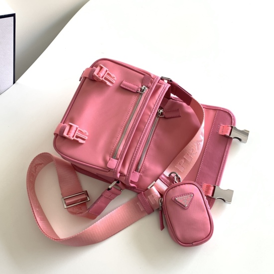 On March 12, 2024, the new P510 postman bag has arrived. The new three in one combination postman bag model number is 2VD034, which is highly representative of the nylon triangle logo element. The simple latest triangle logo decoration does not compress s