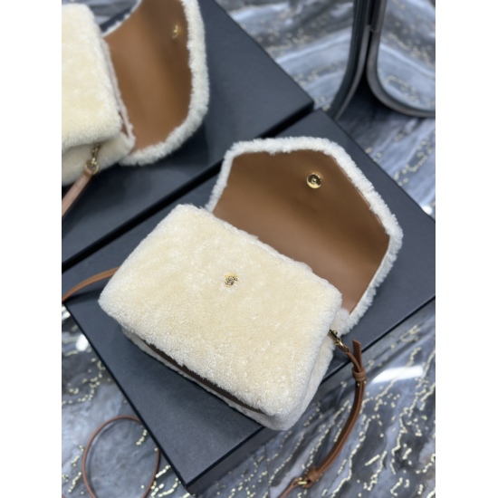 20231128 Batch: 560 Autumn/Winter Lamb Wool Style Popular Loulou_ Launching Lamb Wool Leather Series ♀ The designer still portrays the bag shape as gentle and elastic, expressing more warm and joyful emotions. It has a texture and is so casual that it has