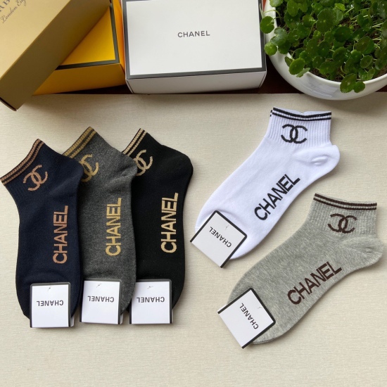 2024.01.22 Chanel's new mid to short pile up socks! A box of five pairs, synchronized stockings and socks at the counter, a must-have for trendsetters and a great match for big brands on the street