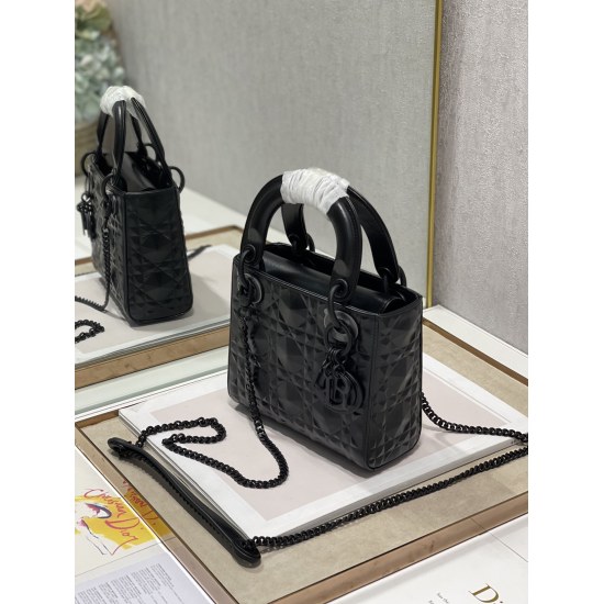 20231126 880 [Dior] The new Lady Dior diamond rattan handbag embodies Dior's profound insight into elegance and beauty. Elegant and classic, long-lasting. Crafted with imported cowhide leather, Dior's iconic rattan patterned stitching is rejuvenated with 