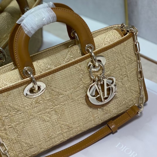 20231126 860 [Dior] The all-new Lady D-Joy horizontal version of the Daifei bag, many people should be attracted by this narrow version of the Daifei bag. The rhythm of the best-selling model, the bag comes with two shoulder straps, one long and one short