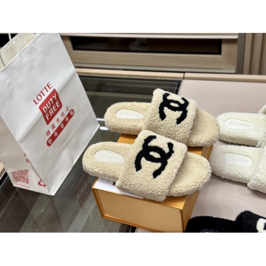 On October 13, 2023, 155 eco-friendly Chanel slippers. My favorite slippers for autumn and winter are made of plush design, which makes the entire shoe look very girlish! Super warm feeling, wearing it feels like stepping on clouds ♥ Sizes 36 to 40