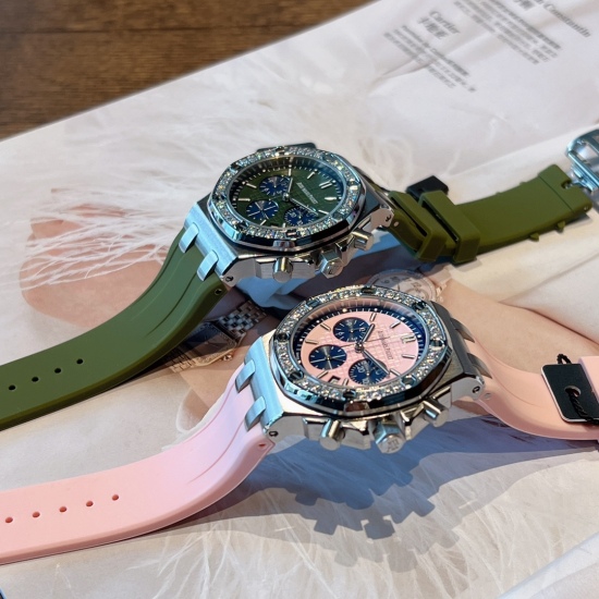 20240417 360 Internet celebrity hot selling AP Airbnb Royal Oak series new color scheme - cherry blossom pink vs olive green beauty almost everyone has one! Precision steel case with diamond inlay and octagonal diamond edge design imported from Japan. Mul
