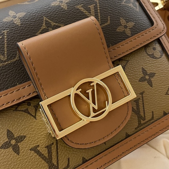 20231125 Internal Price P610 Original Order Enhanced Edition [Comprehensive Quality Upgrade] Exclusive real shot background picture, M45959 small handbag Nicolas Ghesquire launched a new Mini Dauphine handbag in the spring and summer of 2019. The mini des