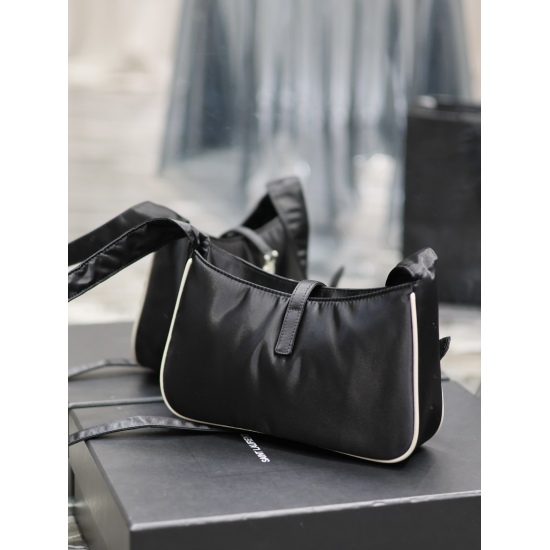 20231128 batch: 550 black white buckle with white edge nylon ⚬ LE 5 A ̀  7_ Nylon style college style salt shoulder crossbody bag for men and women, lightweight nylon fabric, low-key, luxurious, and versatile for commuting. The bag is designed for leisure