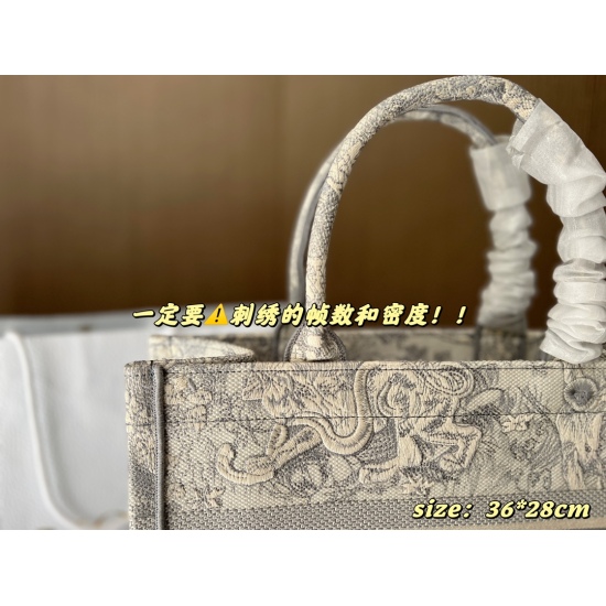 On October 7, 2023, the 290 unbox size: 36 * 28 cmD home tote shopping bag is really eye-catching... Dior booknote is so beautiful! Three dimensional embroidery is a non regular item and comes with a matching color scarf as a gift! Search for dior tote to