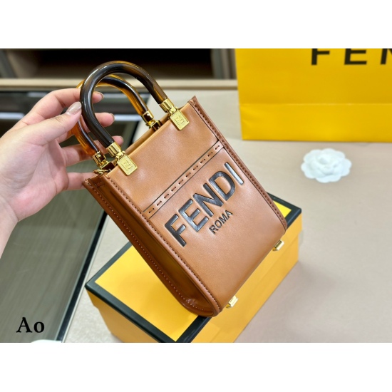 2023.10.26 185 box size: 13 * 18.5cm (small) Fendi Fendi Mini Tote This year Fendi is really a big love! Handheld crossbody!