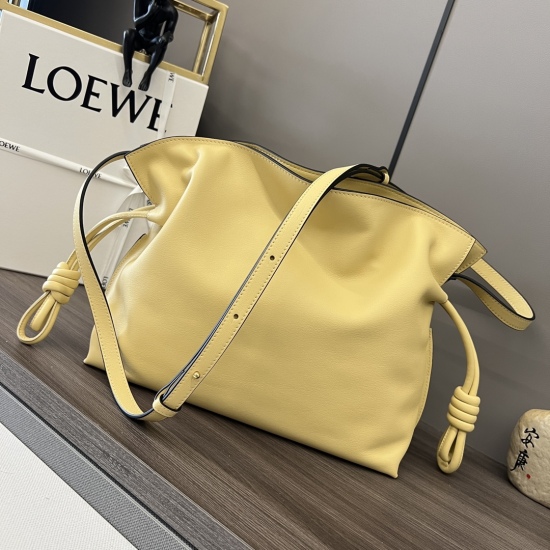 20240325 Original Order 850 Premium 970 Napa Cow Leather Flamenco Lucky Bag Handheld Bag features drawstring tightening and iconic winding knots. The high-quality and soft calf leather Flamenco can accommodate items such as a large wallet, all sizes of mo