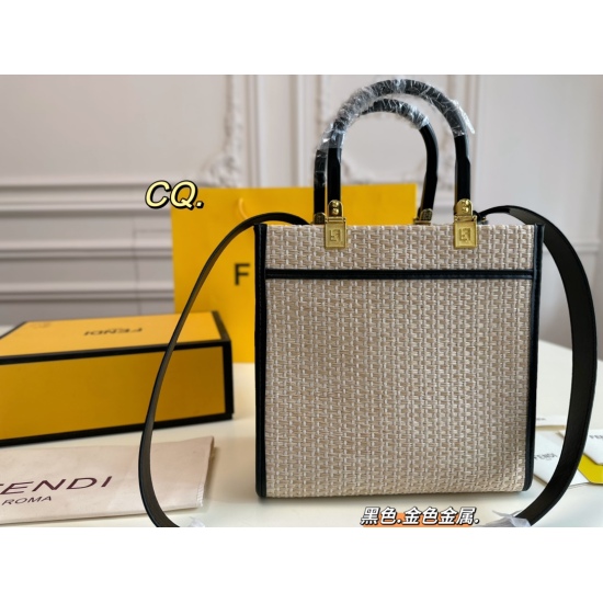 2023.10.26 P215 (no box) size: 2524FENDI New Lacquer Handheld Tote Bag Weaving Process ➕ Leather stitching, full of vacation experience ⛱️ The scent of it! Paired with wide shoulder straps, the stylish appearance that can be carried or slung is the first 