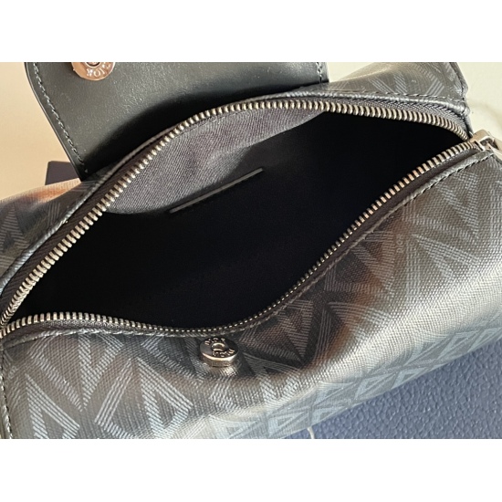 The Dior Lingot messenger bag for 20231126 P640 is a new product of the season, practical, elegant, and unique. The structure is clearly defined, carefully crafted using Dior Grey CD Diamond pattern canvas, inspired by Dior archives, with smooth cowhide d
