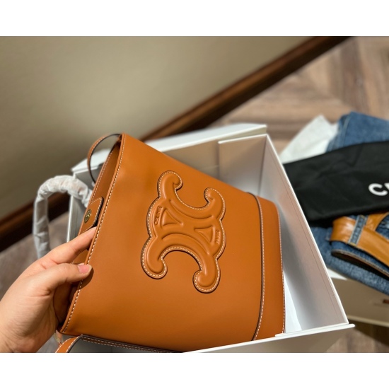 2023.10.30 240 box size: 22 * 25cm CELIN 2022 Spring/Summer New CUIR Bucket Bag features Triumphal Arch three-dimensional large logo relief all cowhide, with snap closure