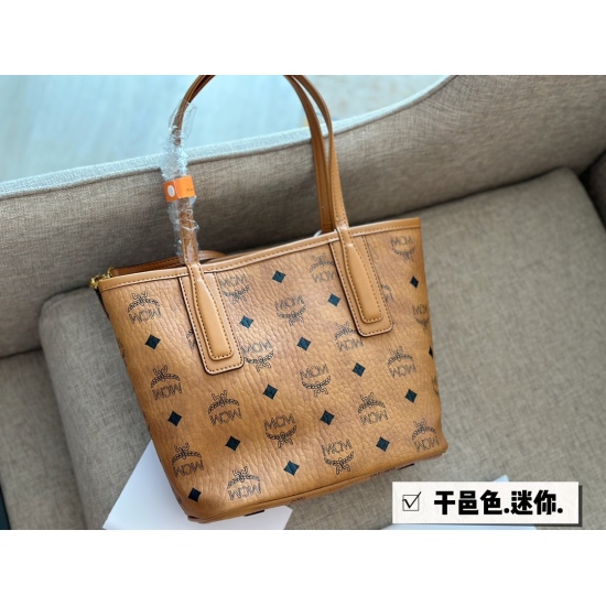2023.09.03 195 box size: 22 * 20cm Share a super beautiful mini mother bag MCM mother bag is very lightweight, about the size of a vegetable basket, and can also be carried under the armpit. Come and plant grass. Search: MC shopping bag