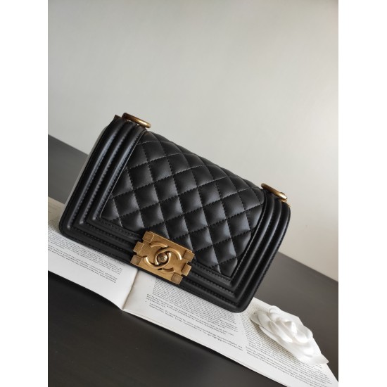 P1000 out of stock return stock original order upgraded version Ohanel imported sheepskin and ball patterned cowhide Boy crossbody bag is so beautiful that it is not needed. 67085 size: 20cm
