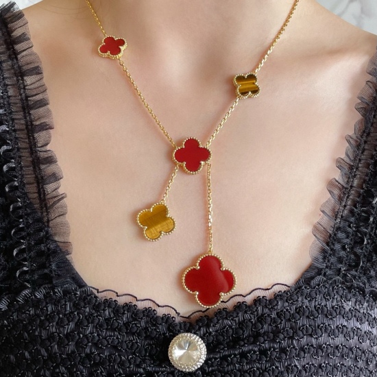 20240410 145. VCA Magic Alhsmbra Clover Necklace This Magic Alhambra six flower irregular necklace is a bit high-profile. Due to its unpredictability, when pairing, pay attention to the large color tone of the clothing, which can almost be black or a simp