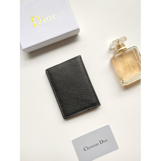 The newly launched double fold clip in the autumn of 2023, September 27, 2023, is an elegant accessory that showcases Dior's exquisite craftsmanship. This clip is meticulously crafted with black fine grained cow leather inlaid with contrasting stitching, 