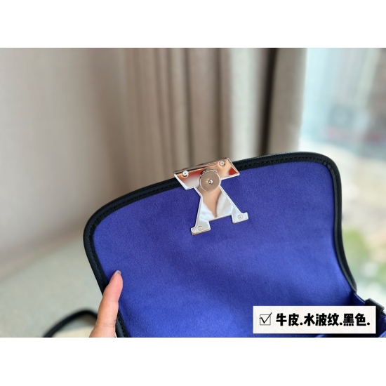 285 box size: 25 * 16cmL Home Buci Magic Stick Bag. The first time I felt the water ripple pattern was really fragrant, and after wearing it, I was amazed by the inexplicable sense of luxury, and it was also very elegant and versatile ⚠️⚠️ Head layer cowh