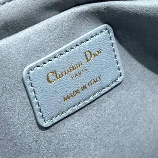 20231126 860 [Dior] New CLUB handbag, this Dior Club handbag is a new item that highlights a prominent and practical design, adorned with Dior's classic logo, adding a modern style and elegant temperament to the summer of 2023. Crafted with imported sheep
