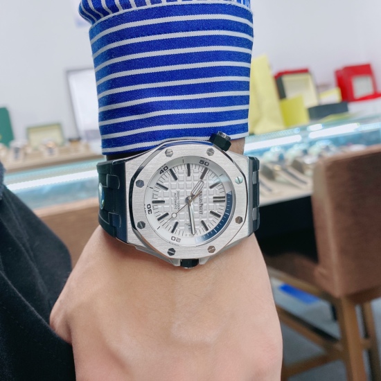 20240417, with a large actual price and favorable sales volume: 350. The Abbe AP Royal Oak 15400 series, as the most basic model of the Royal Oak series, has no special functions. It only has three needles and a date display equipped with fully automatic 