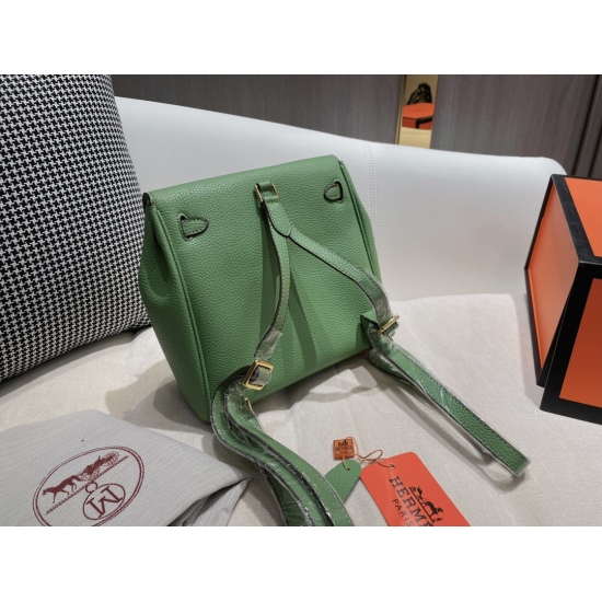 On October 29, 2023, the P250 cowhide accessory box Hermes Hermes backpack is a timeless classic and easy to match. No matter how you wear it, it looks great on either back and is not picky at all. The top layer leather material is made of original hardwa