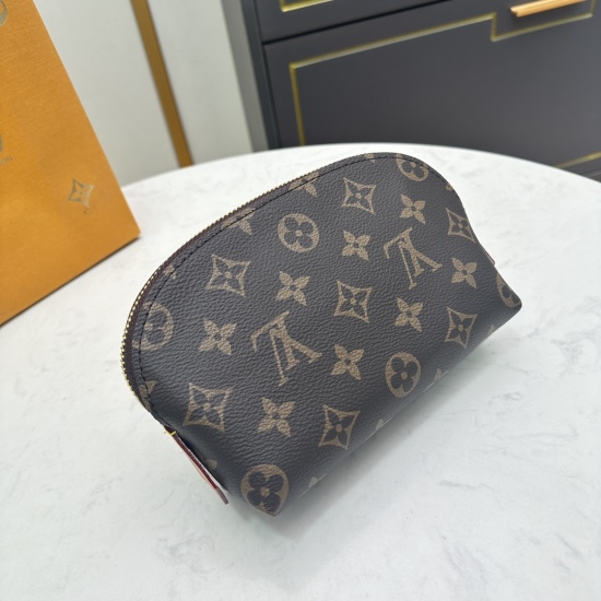 2023.08.28 M47515 Makeup Pack! This compact makeup bag is made of Monogram canvas and can easily fit into a handbag. The circular bag body is designed with a flat bottom for easy access and storage of makeup products. 19.0x 12.0x 6.0 cm (length x height x