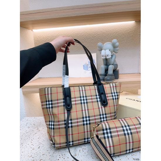 2023.11.17 P195 Burberry Shopping Bag: The medieval bag version is never tired of seeing, the biggest feature: large capacity!! Travel! Business trip! Super convenient! Any style can hold, and the concave shape is also appropriate, super fashionable!! Siz