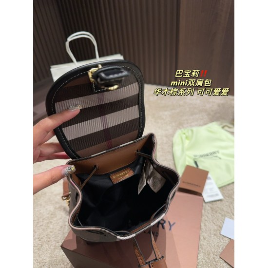 2023.11.17 P215 box matching ⚠️ Size 16.18 Burberry Mini Backpack Huamu Brown Series. This size is cute and practical, and classic stripes are not too outdated. Paired with clothes, it is also very versatile