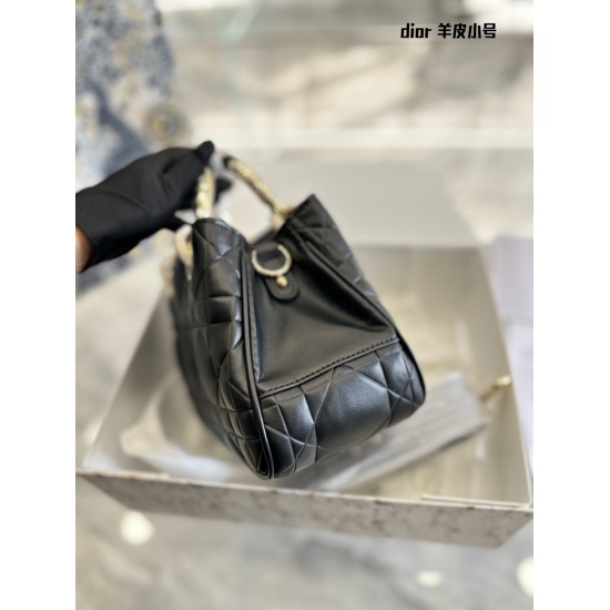 On October 7, 2023, the lamb skin p340 small LADY DIOR 95.22LADY 95.22 handbag reinterprets the outline of the LADY DIOR handbag, echoing the year when the classic LADY DIOR handbag was born (1995) and the year when the handbag was reinterpreted (2022), p