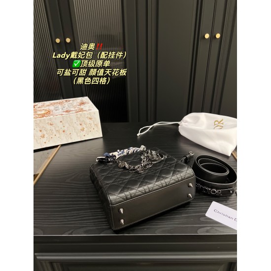 2023.10.07 Four grid P260 folding box ⚠️ Size 20.18 Three grid P255 folding box ⚠️ Size 17.15 Dior Princess Bag (with pendant) is a perfect match for everyday commuting fashion classics, and any style can be easily controlled