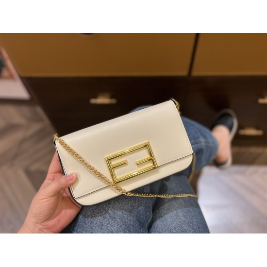 2023.10.26 180 box size 21 * 13cm ⚠️ Bag in bag design with complimentary canvas wallet Fendi Way's new double F buckle secure and high appearance, with a striped inner lining that is stunning