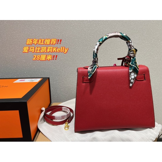 Recommendation for New Year's Red on October 29, 2023 ‼️ P260 folding box ⚠️ Size 28 cm Herm è s Kelly bag (red) 28 grand and retro with stunning upper body