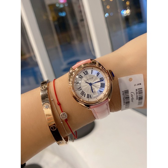 20240408 New Color White Shell 460 Gold 480 Diamonds ➕ The 20 Crocodile Skin High Quality Card Key Series Small 31mm Key Watch retains Cartier's classic design: Arabic numeral time markers and sword shaped blue steel hands, with a blue stone inlaid at the