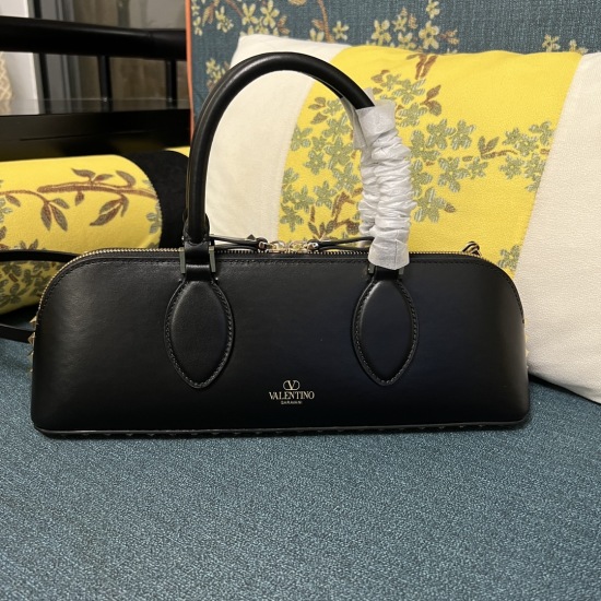 20240316 Original 930 Special 1050 Model: 2075S (small) GARAVANI ROCKSTUD E/W calf leather handbag with rivet decoration and portable chain design. Thanks to the handle and stretchable shoulder strap design, this bag can be held by hand, and can be easily