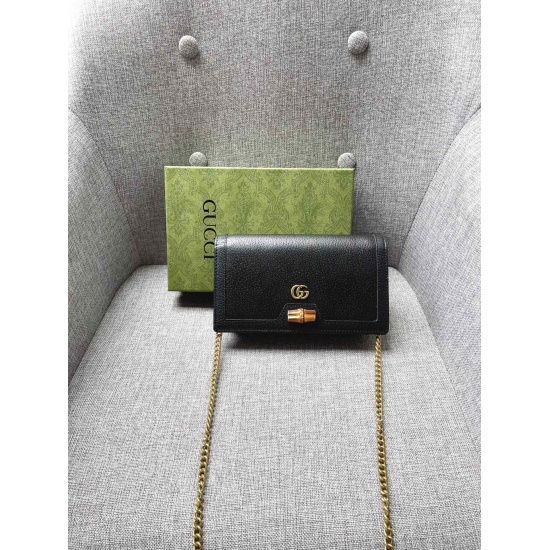 2023.07.06 GUCCI's new bamboo mini handbag features a unique bamboo buckle design, highlighting the flexible use of materials in Gucci's design aesthetics. This accessory is made of green glossy leather, paired with Guccio Gucci double G letter in