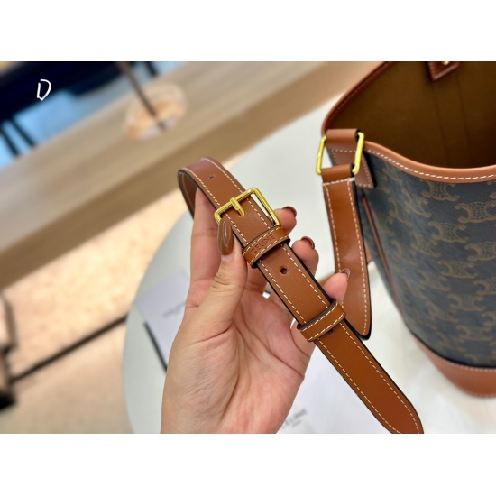 2023.10.30 205 Box size: 18 * 22cm (small) Celine bucket bag Celine has always been fond of vintage bags, which are durable and have a retro printing pattern with high aesthetic value and a retro artistic atmosphere