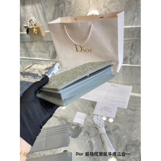 On October 7th, 2023, the original cowhide P290 Lady Dior diamond rattan pattern was born with a thousand calls. This year's most popular diamond rattan pattern Lady Dior bag is as shiny as a diamond, with a sparkling luster and a white color that is very