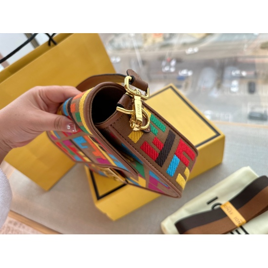 2023.10.26 235 box size: 26 * 16cm Fendi (F family) embroidery stick bag! Can be carried by hand! The wide shoulder strap can also be used for crossbody! Such a cute and special old flower bag is rare to see!