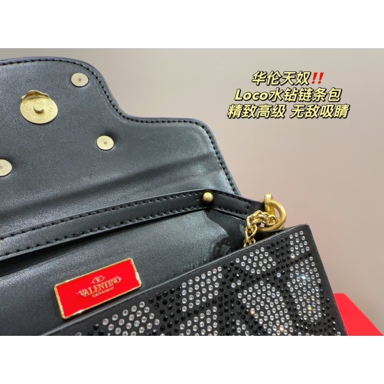 2023.11. 10 large P225 folding box ⚠ Size 27.12 Small P220 Folding Box ⚠ Size 20.10 Valentino Loco rhinestone chain bag, with a stunning texture. The upper body is really beautiful, ma'am. It's too textured. Don't be too absorbent when shopping daily