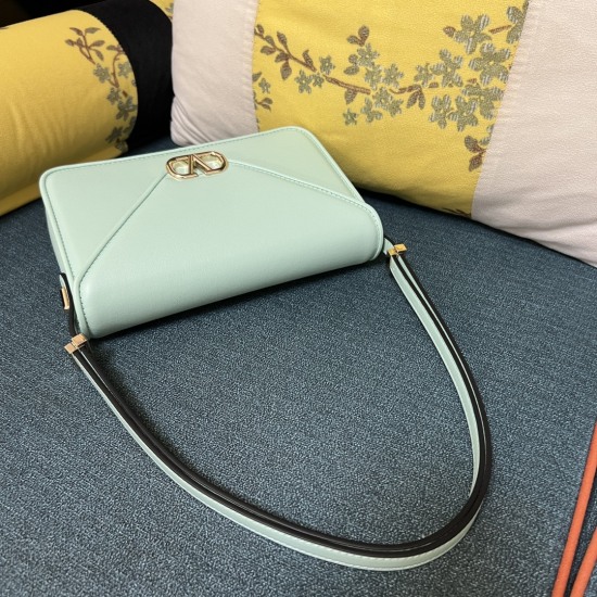 20240316 Original 910 Special 1030 Model: 1050L (large) GARAVANI LETTER large calf leather handbag, equipped with VLOGO Signature snap closure. Thanks to the adjustable shoulder strap design, this handbag can be worn on both shoulders and crossbody- Buckl