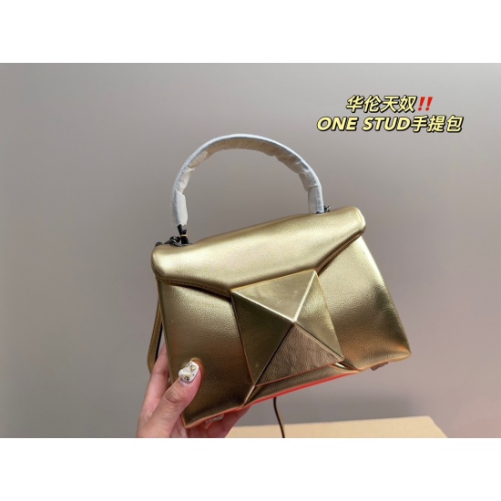 2023.11.10 P210 folding box ⚠️ Size 19.13 Valentino handbag ONESTUD unlocks fashion charm cool and cute The most beautiful girl in the whole street