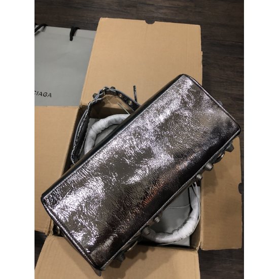 20240324 batch 870 new large travel bag • Size: 30 long, 15 high, and 14cm wide • Imported explosive pattern leather silver • Travel bag • Two leather hand woven handles • Adjustable and detachable shoulder straps (40cm) • Leather woven shoulder pads • Us
