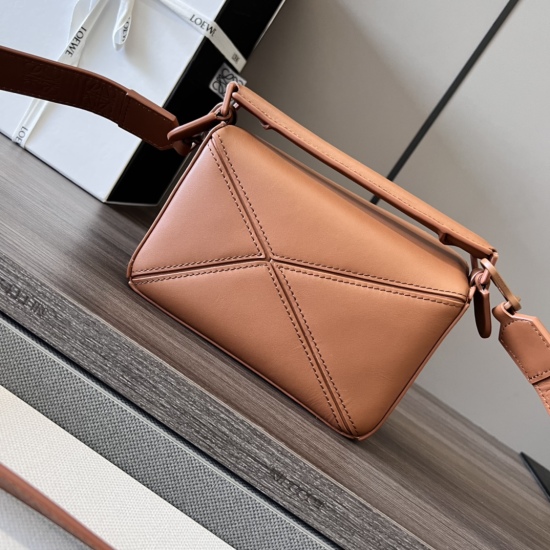 The new rectangular shape and precise cutting technology of the 20240325 P800 satin cowhide puzzle handbag create Puzzle's unique geometric lines. This mini version is made of satin cowhide leather, paired with matching hardware, and comes with a detachab