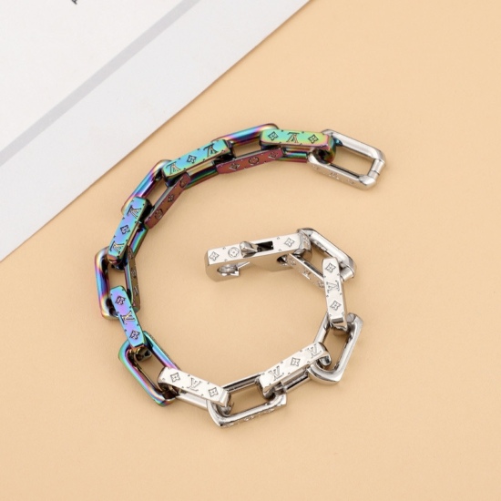 2023.07.11  Bamboo Link Bracelet Material: The steel Monogram Chain bracelet immerses classic elements in brilliant colors, and its subtle changes make each finished product showcase its unique colors, injecting new meaning into the Monogram jewelry serie