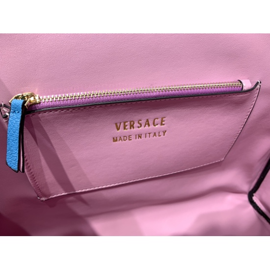 On July 10th, 2023, Versace has really launched many new products this year with stunning designs! The new bag LaMedusa series beaver Kendou is on the back, and Wu Xuanyi also controls it very well. It is said that the inspiration comes from the sea myth.