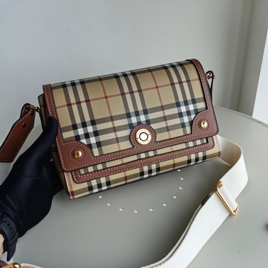 2024.03.09p650 [B Top Original] Note Bag, inspired by the brand's archive, decorated with Bur plaid patterns, and paired with buttons engraved with logos. Size: 25 x 8.5 x 18cm detachable and adjustable diagonal strap. 1 external pocket; 1 insertable bag.