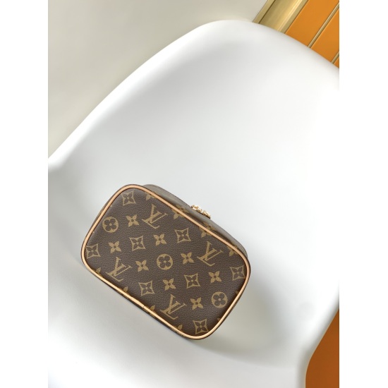 20231125 p470M44495 Top of the line Nice Mini Makeup Bag features a soft Monogram canvas to create a sleek body shape, paired with a leather handle that can be flattened to release space, allowing it to comfortably fit into a travel bag or suitcase while 