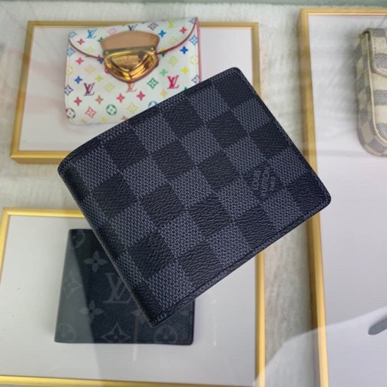 20230908 80 N62663 Size: 11.5 x 9.0 cm Multiple Wallet is made of Monogram canvas and has multiple pockets for storing credit cards, banknotes, and invoices.