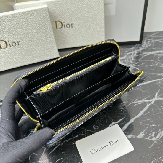 20230908 Dior official website synchronization [original quality physical shooting], small model: 666120 imported leather. Exquisite handicraft production, using 100% imported frosted leather, with strong texture and excellent hand feel. Paired with embos