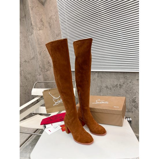 20240403 P345 yuan: Christian Louboutin (CL) will launch a new heavyweight thick heel elastic ankle boot in 2023, which is classic and exquisite, with smooth and delicate lines. Comes with a 70mm square heel. The barrel height is 22 inches. ✅ Fabric: Elas